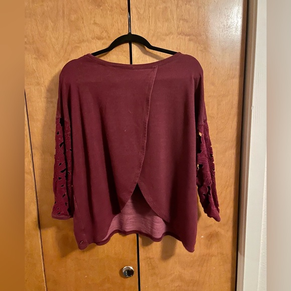 American Eagle 3/4 sleeve with peak a boo open back, maroon/red good condition - Picture 2 of 4